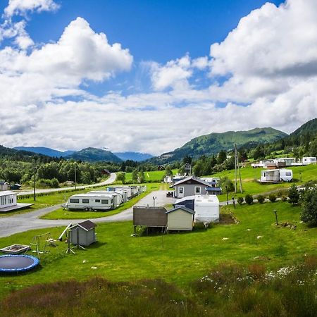Smordal Hytteutleie Og Camping Hotel Nordfjordeid Exterior foto